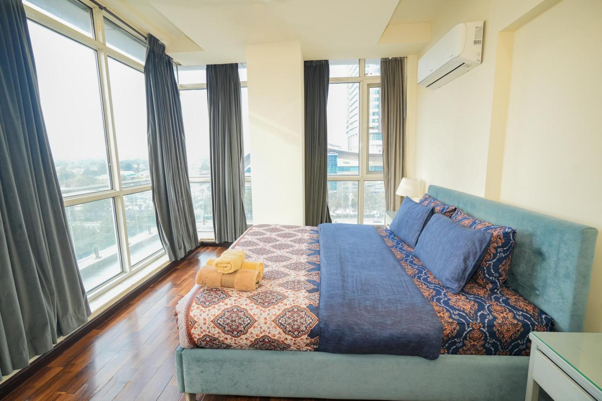 Cozy 2-Bedroom Apartment With King Beds, Balcony & Stunning Views At Elysium Iszlámábád Kültér fotó